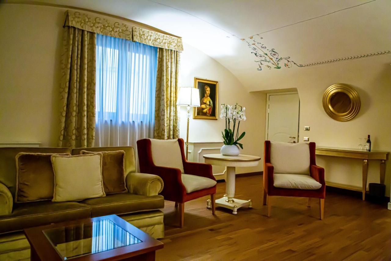 Golden Tower Hotel & Spa Florence Exterior photo A suite at the Hotel de la Ville
