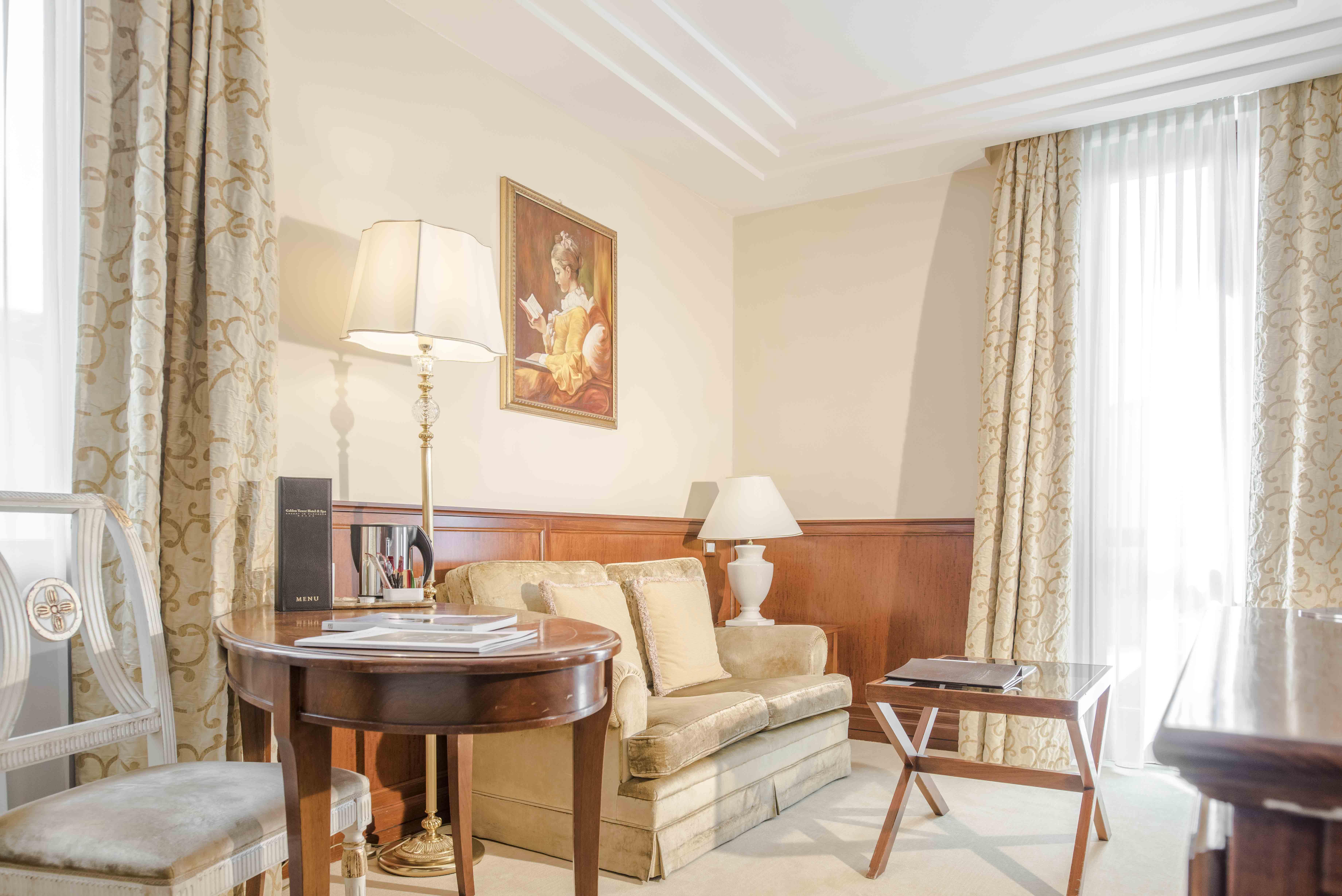 Golden Tower Hotel & Spa Florence Exterior photo A suite at the hotel