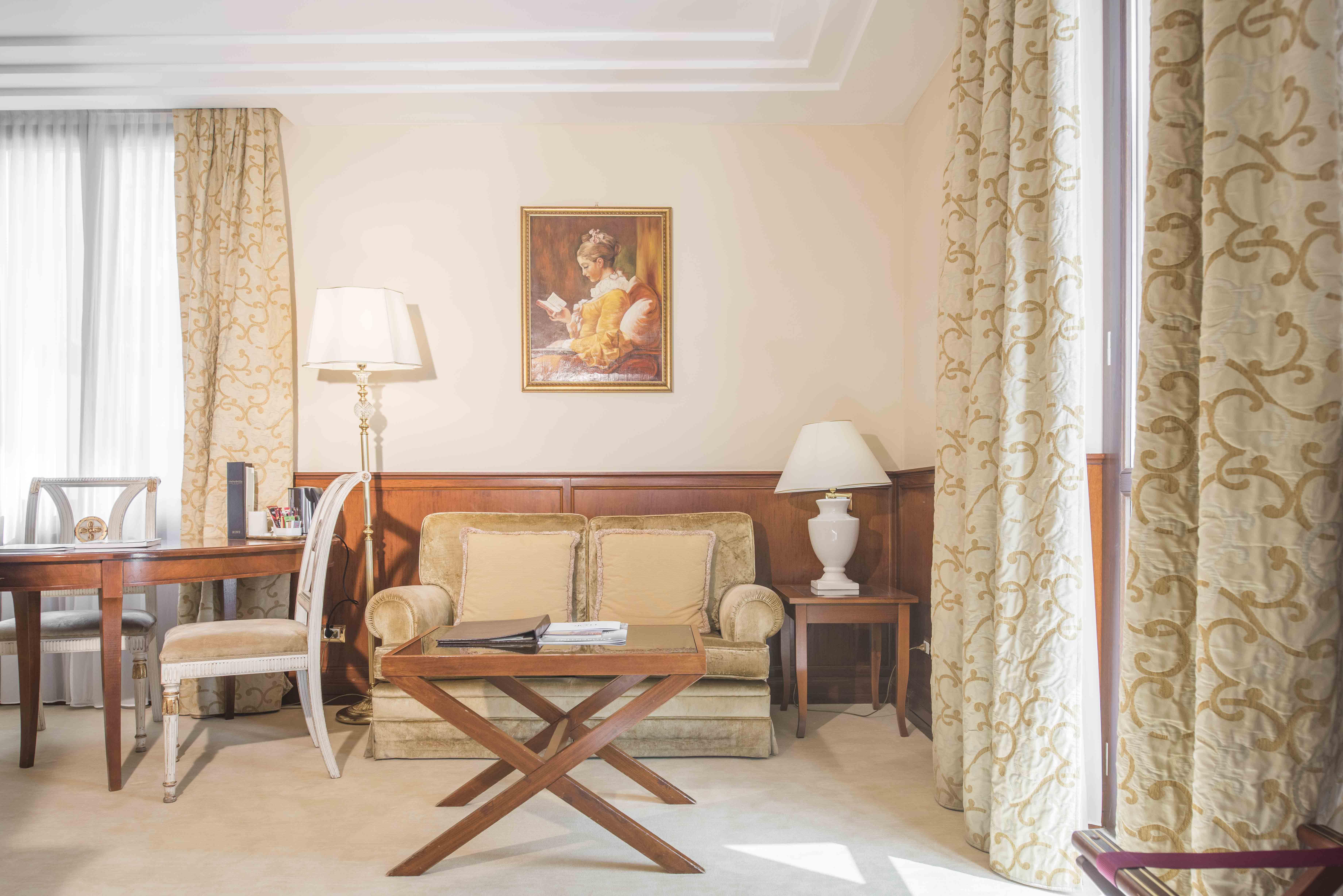 Golden Tower Hotel & Spa Florence Exterior photo A suite at the Hotel de France