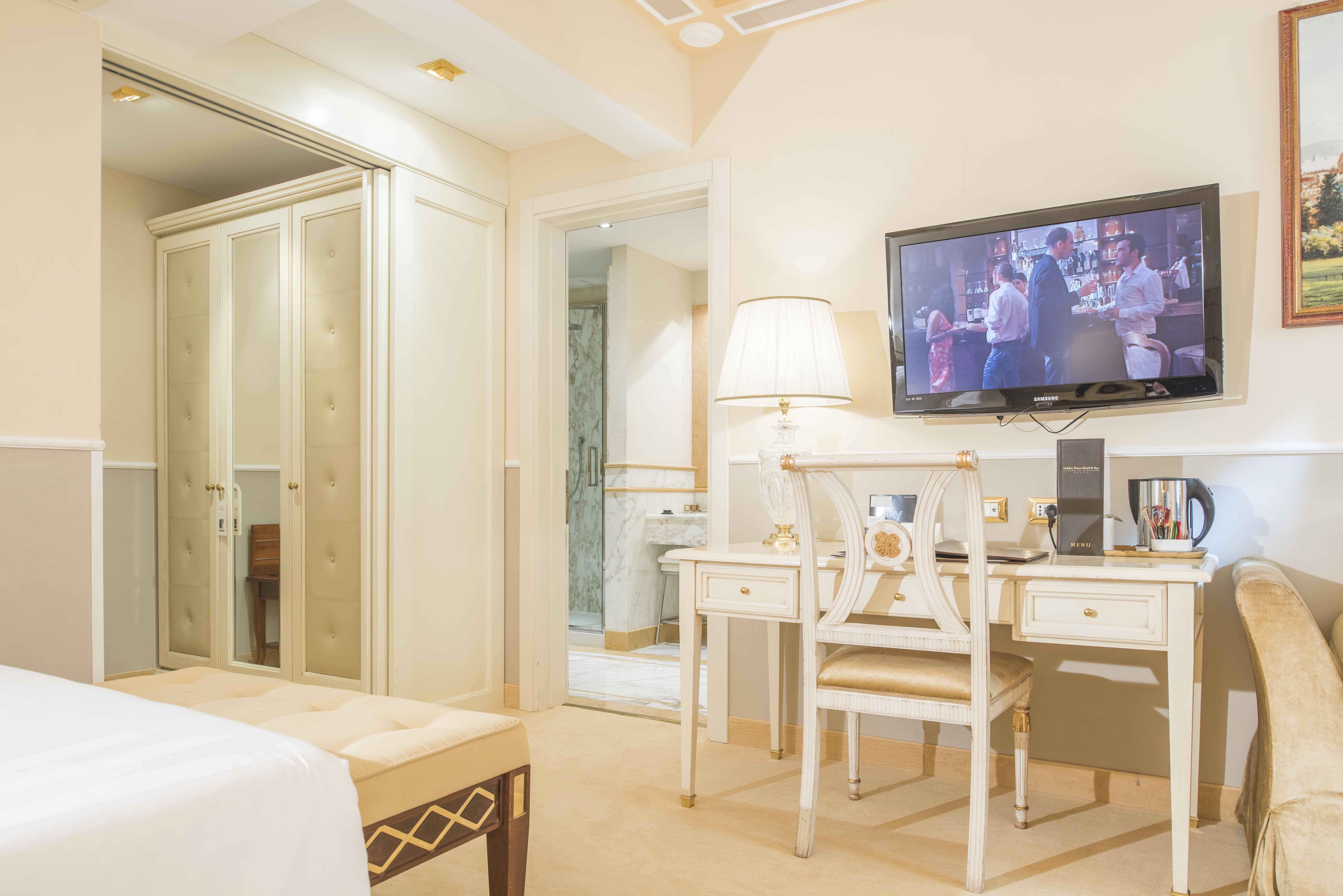 Golden Tower Hotel & Spa Florence Exterior photo A room at the hotel