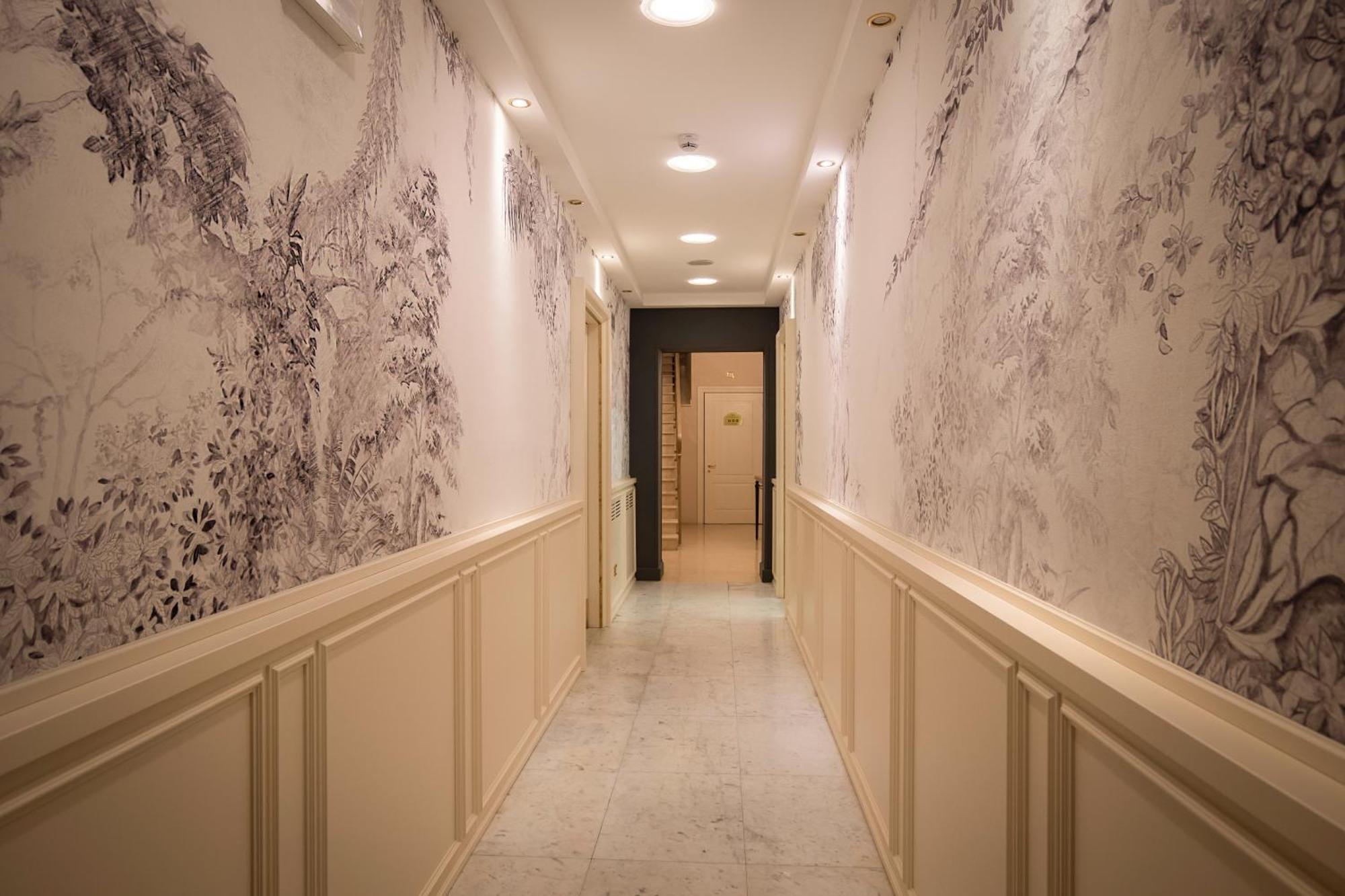 Golden Tower Hotel & Spa Florence Exterior photo A corridor in the hotel