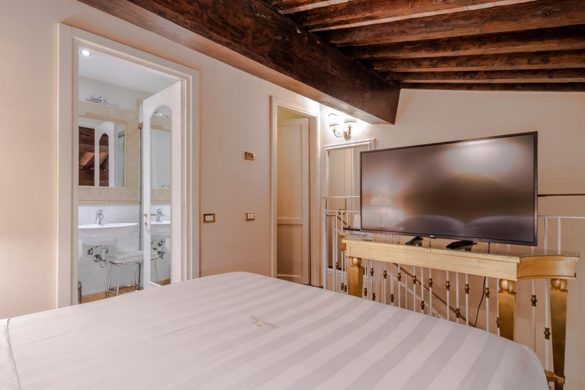 Golden Tower Hotel & Spa Florence Exterior photo A room at the hotel