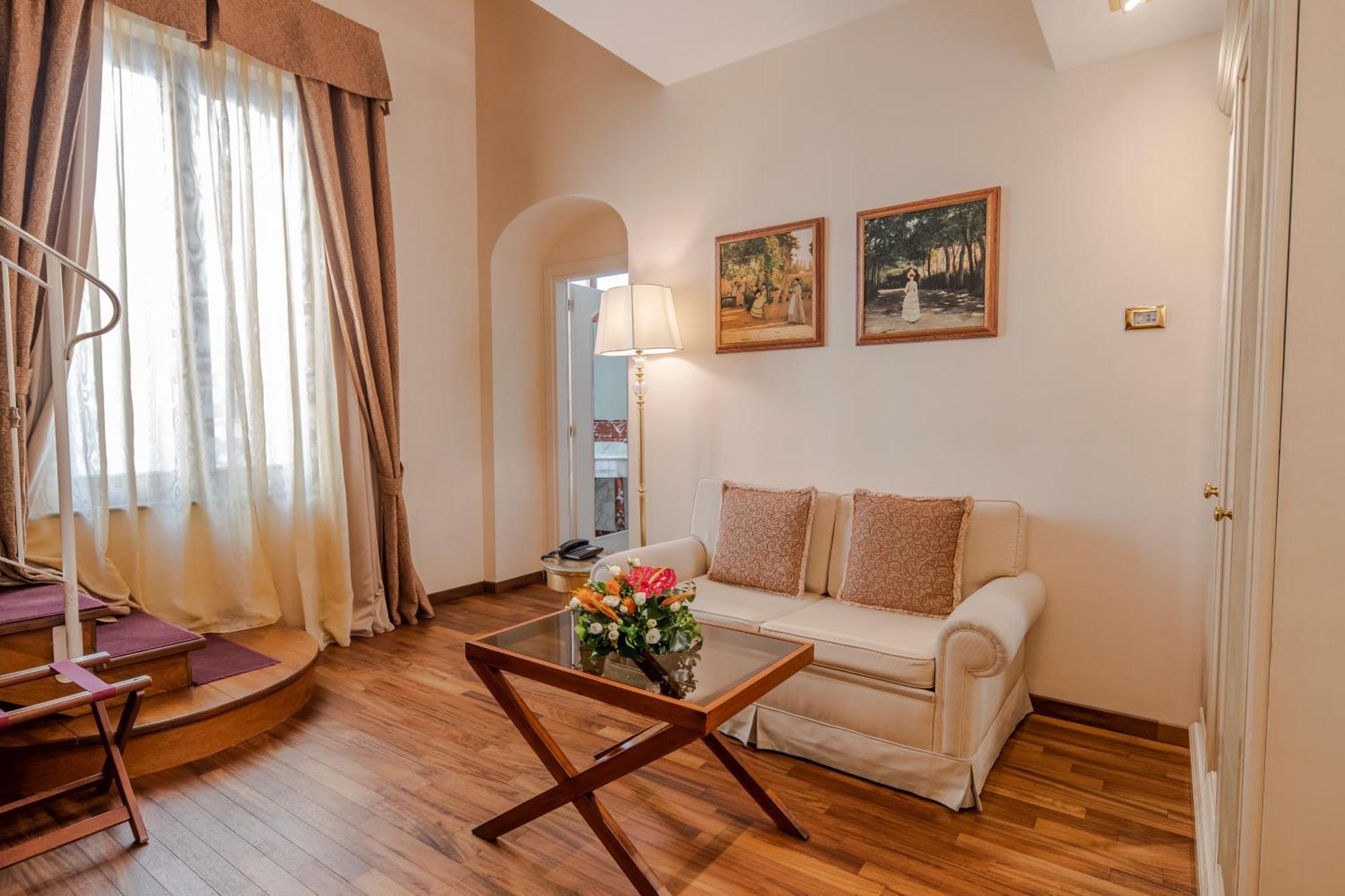 Golden Tower Hotel & Spa Florence Exterior photo A suite at the hotel