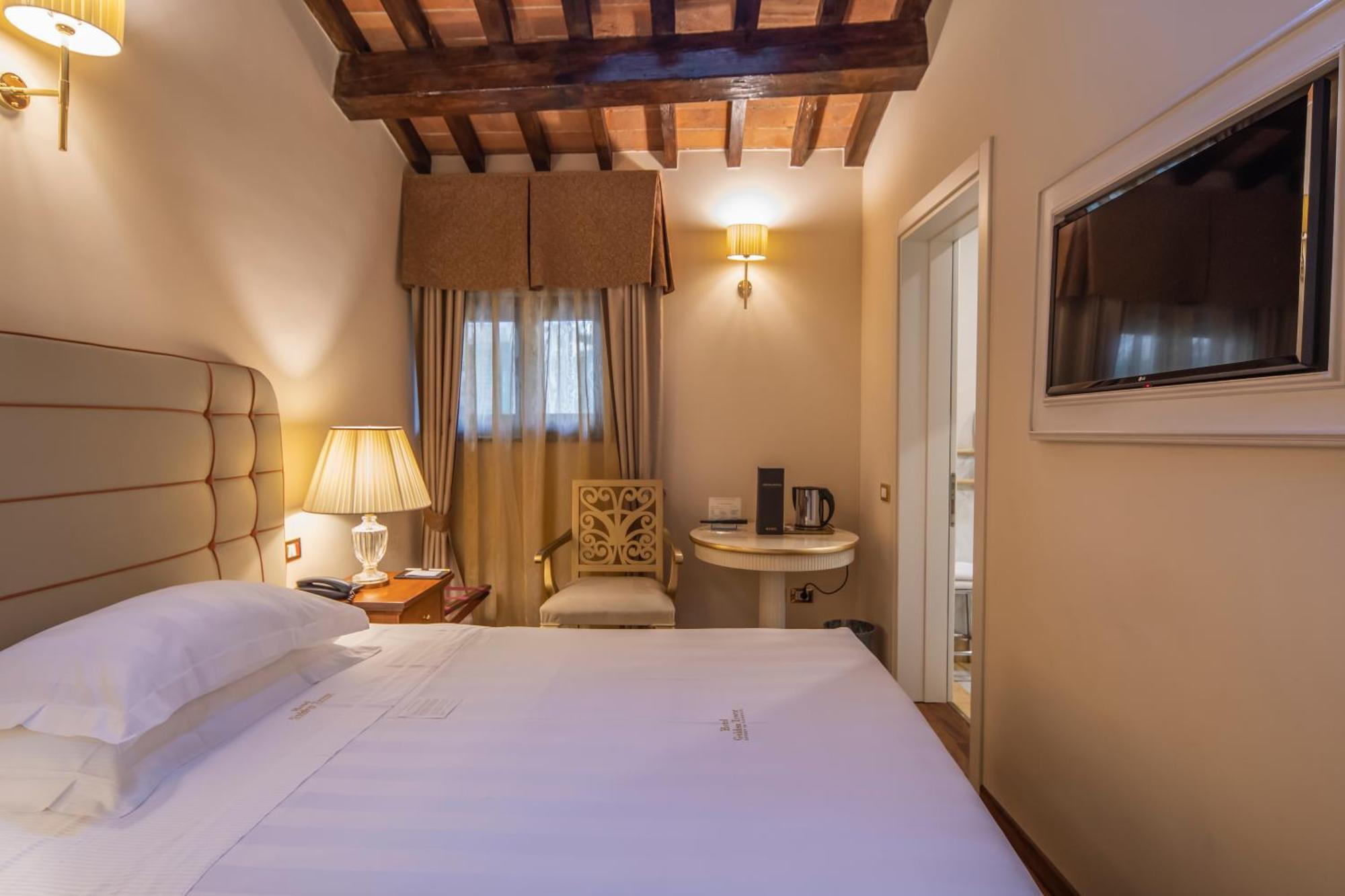 Golden Tower Hotel & Spa Florence Exterior photo A room at the hotel