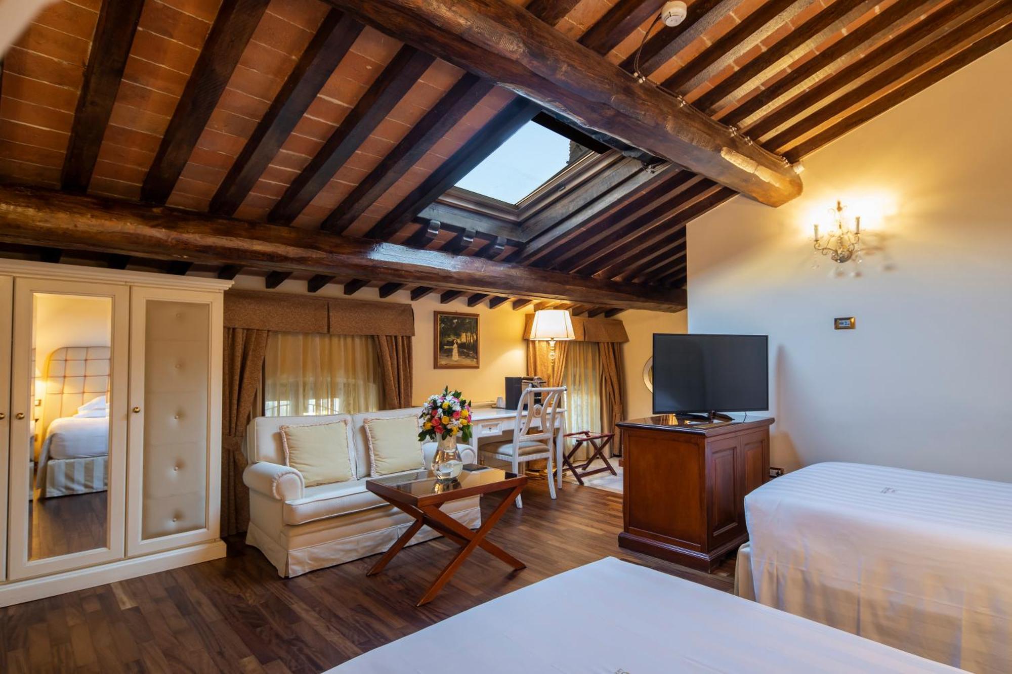 Golden Tower Hotel & Spa Florence Exterior photo A room at the hotel