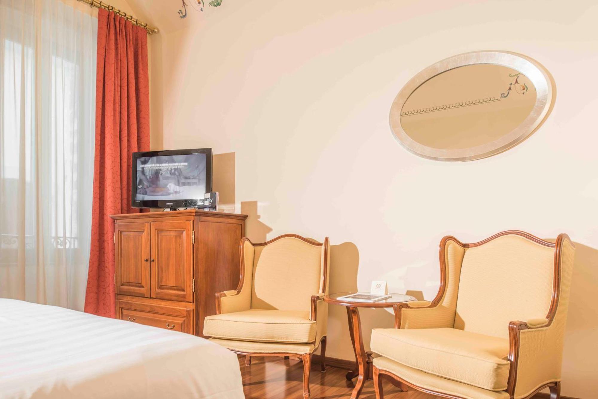 Golden Tower Hotel & Spa Florence Room photo A room at the hotel