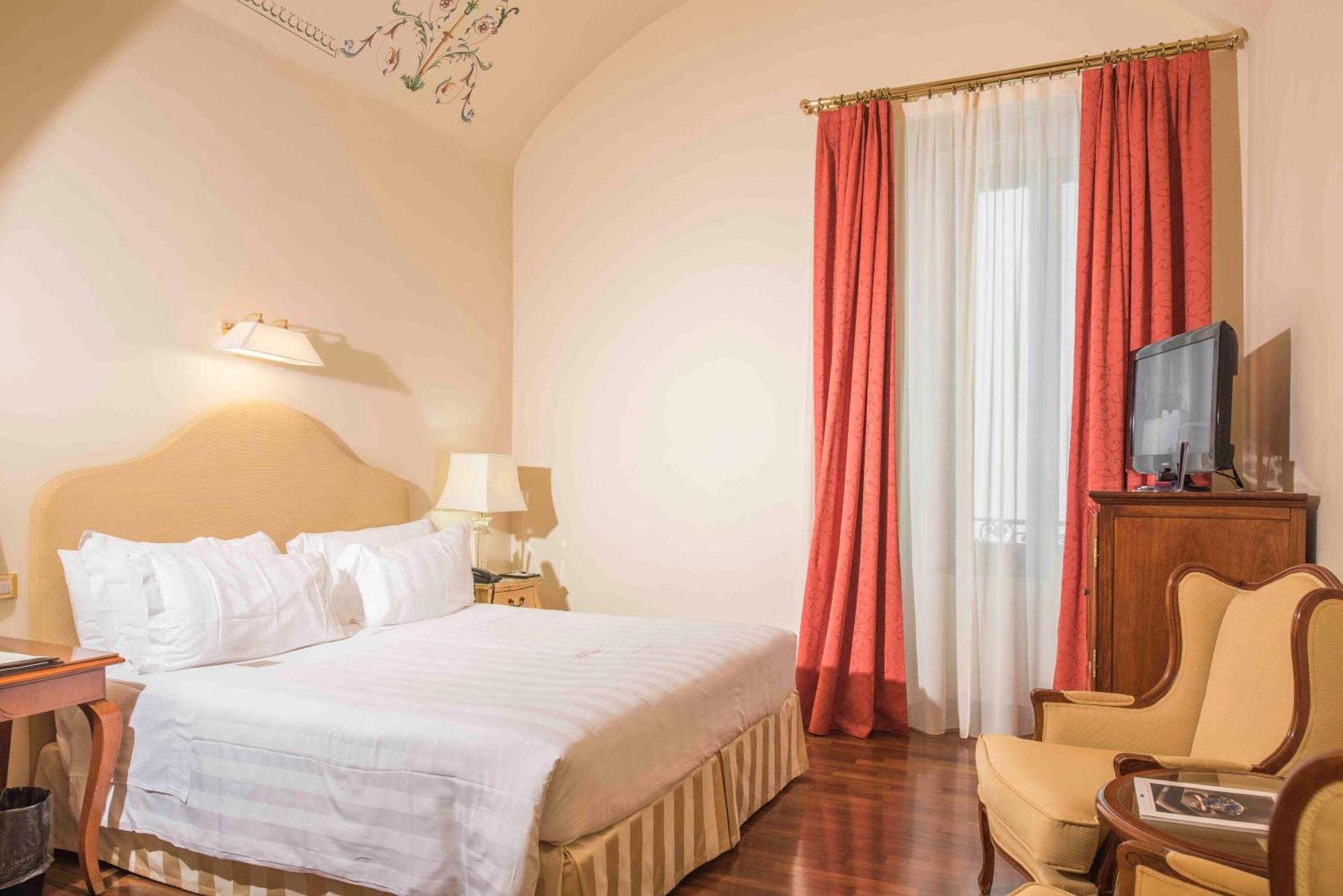 Golden Tower Hotel & Spa Florence Exterior photo A room at the hotel