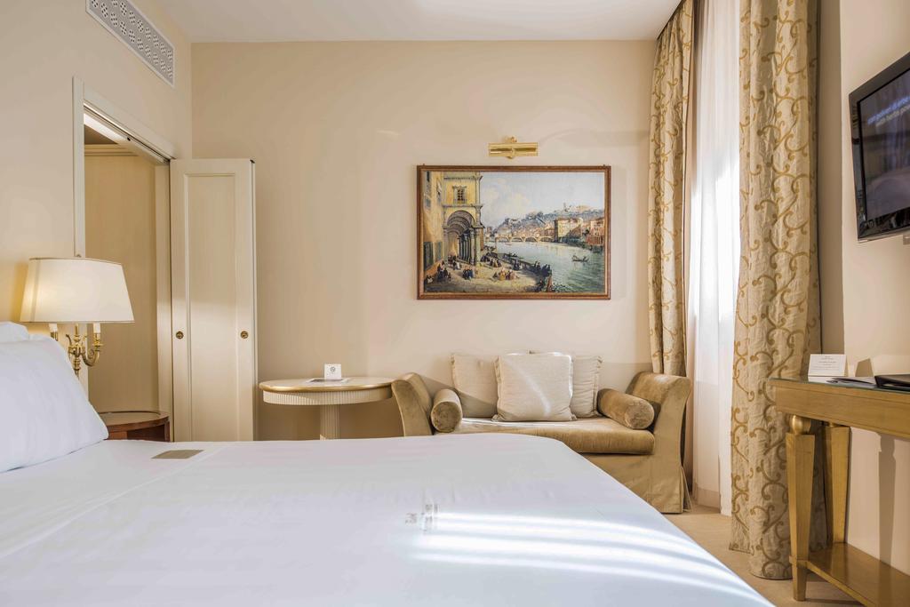 Golden Tower Hotel & Spa Florence Exterior photo A room at the hotel