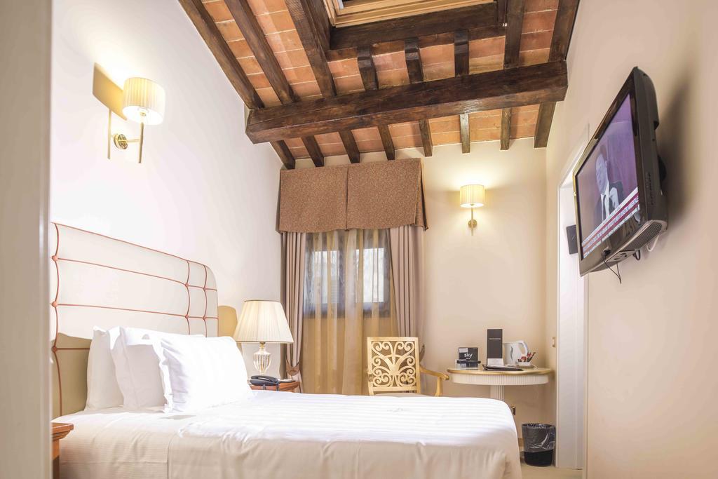 Golden Tower Hotel & Spa Florence Exterior photo A room at the hotel