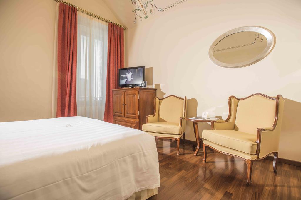 Golden Tower Hotel & Spa Florence Exterior photo A room at the hotel