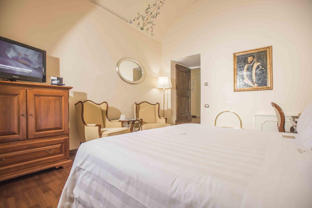 Golden Tower Hotel & Spa Florence Exterior photo A room at the hotel